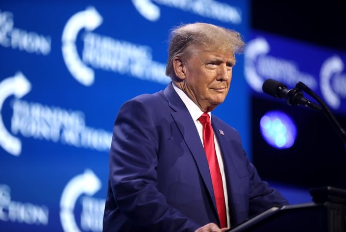 Trump Menuju Ruang Situasi Gedung Putih Saat Kesepakatan Gencatan Senjata AS-Iran Terancam